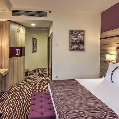 By Ihg فندق