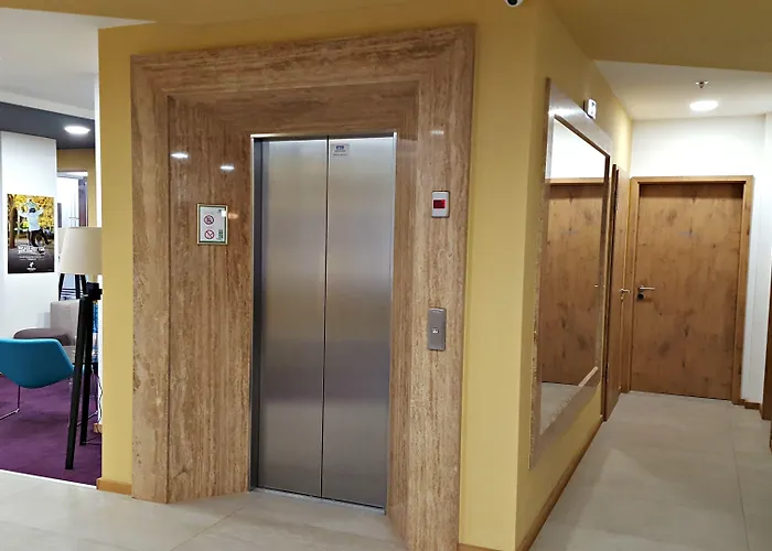 By Ihg Ξενοδοχείο